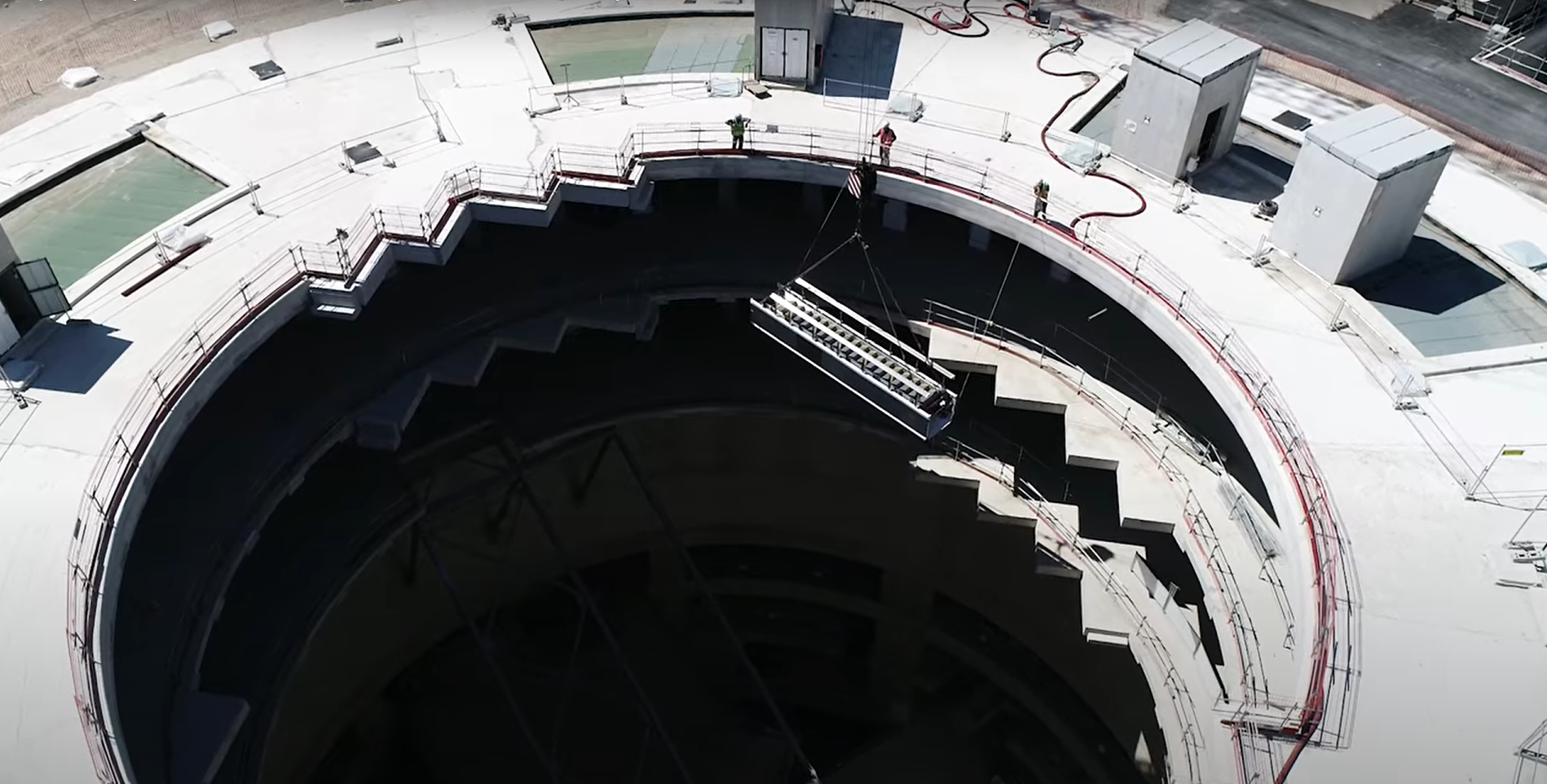 La pose des premiers escaliers mécaniques du Grand Paris Express