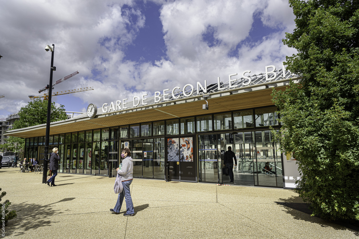 Mai 2021. La gare actuelle Bécon-les-Bruyères, future interconnexion avec la ligne 15 Ouest