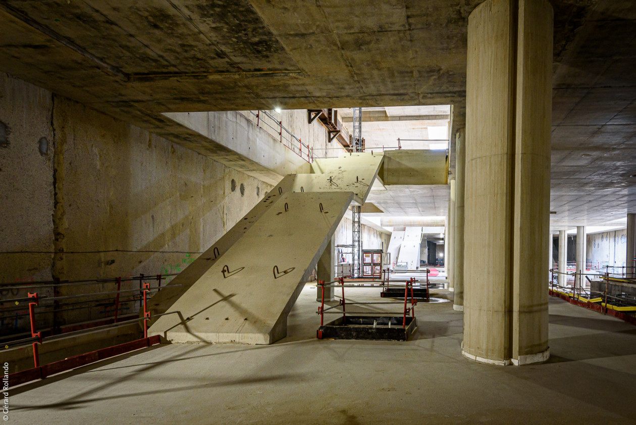  Au niveau des quais de la ligne 15 Sud, la structure béton est prête à accueillir les futurs escaliers mécaniques. 