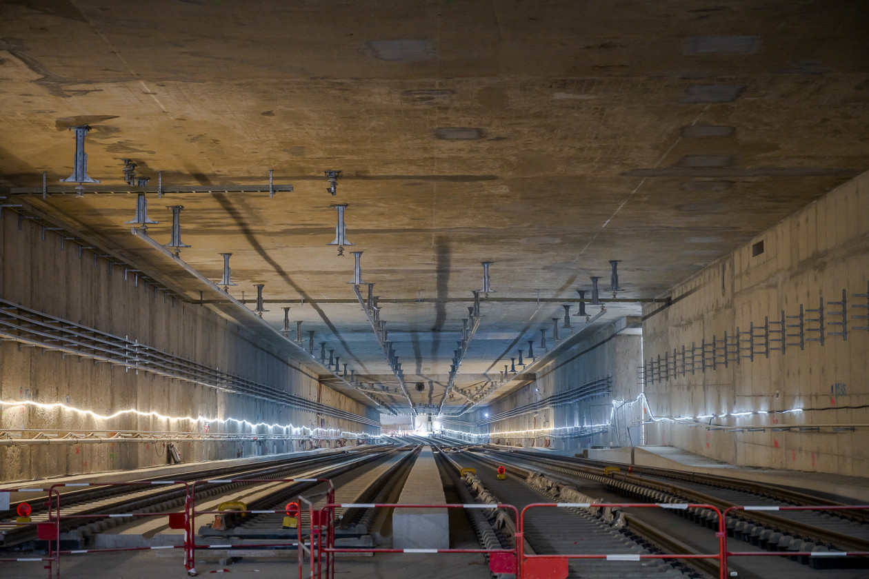 Depuis fin 2021, 5,6 km de rails ont été posés par Colas Rail au nord de la gare, sur la portion du tunnel occupée par la ligne 15 Sud.