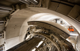 Pose d'un voussoir par le tunnelier Armelle du Grand Paris Express