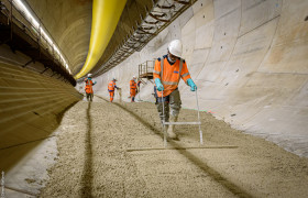 Les équipes du groupement Eiffage – Razel – Bec réalisent le sol du tunnel avant la pose des rails. 