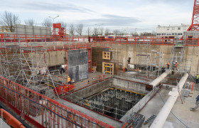 La construction de la gare Les Ardoines avec la réalisation des structures intérieures
