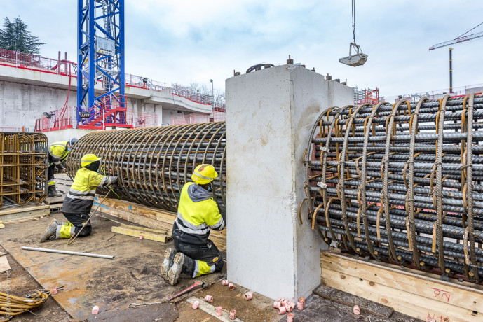 En décembre 2021, les compagnons réalisent le bétonnage et le coffrage des poutres de soutènement utilisées pour garantir la stabilité de la gare pendant la construction des niveaux souterrains.