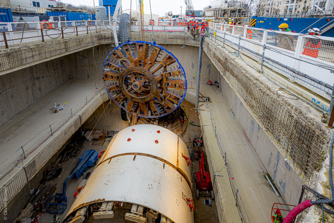 En février 2022, les compagnons d’Eiffage Razel-Bec descendent la roue de coupe du tunnelier Maud dans le tunnel sur la partie du chantier de la gare occupée par la ligne 16.