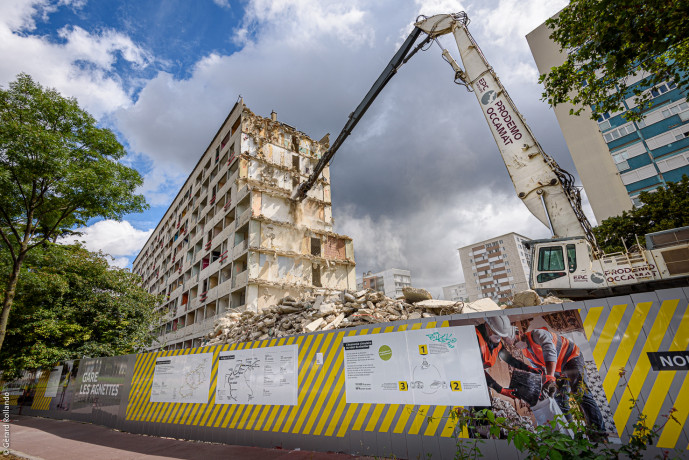 En juillet 2021, la déconstruction de l’immeuble de la rue des Agnettes se poursuit