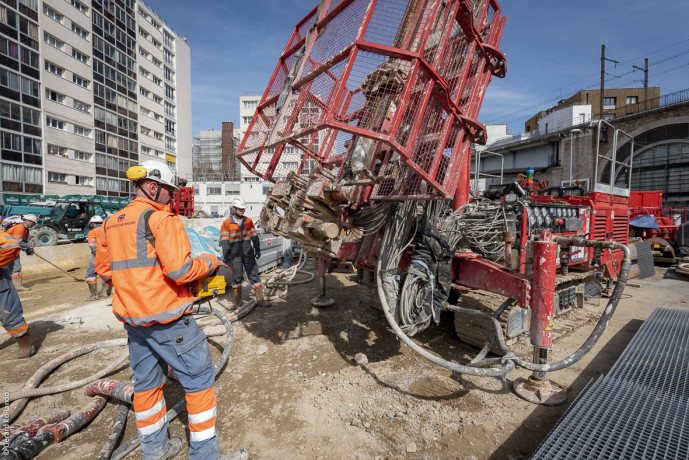 Avril 2018, les équipes réalisent les travaux d’injections pour renforcer le sol en prévision du passage du tunnelier Laurence qui creuse les 4,2 km entre Sèvres et Clamart.