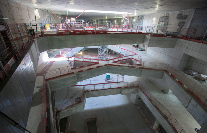 L’intérieur de la gare à la fin de la construction des différents niveaux souterrains. 